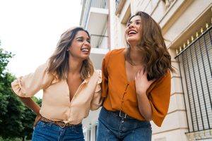 Mujeres compartiendo planes para el Día de la Mujer de bienestar y tiempo de calidad al aire libre.