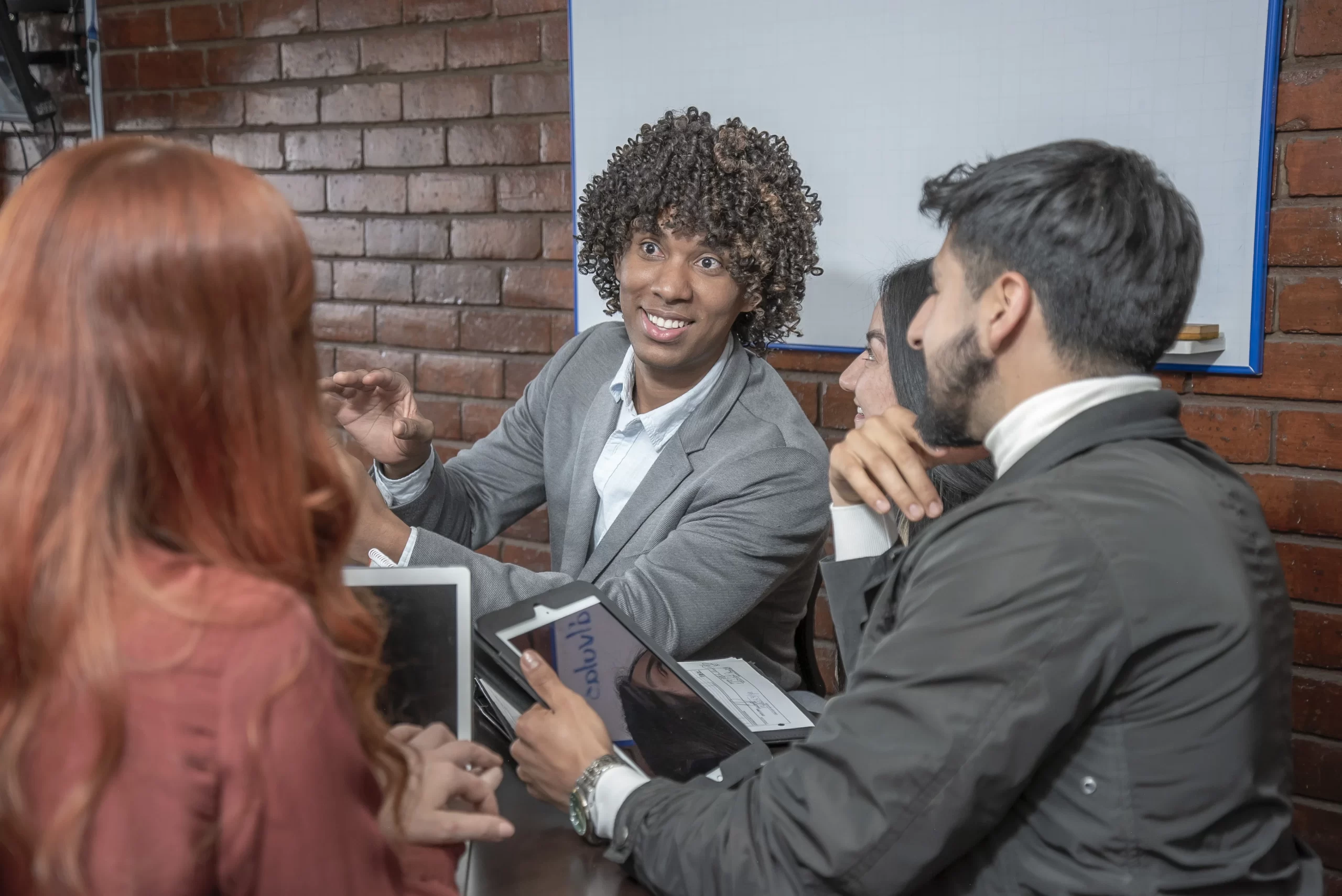 Equipo de colaboradores en una sesión de formación empresarial para la productividad de Compensar utilizando herramientas digitales para mejorar la productividad en Bogotá.