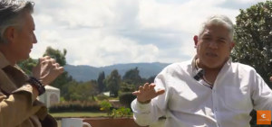 Juan Manuel Correal y Héctor Tobo conversando sobre la importancia del bienestar social y la conexión colectiva en Cajicá