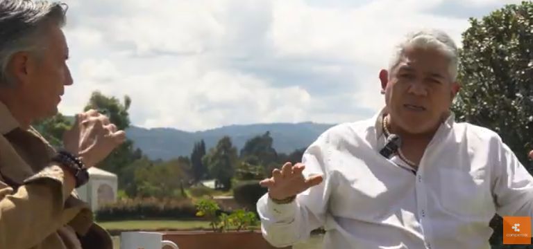 Juan Manuel Correal y Héctor Tobo conversando sobre la importancia del bienestar social y la conexión colectiva en Cajicá