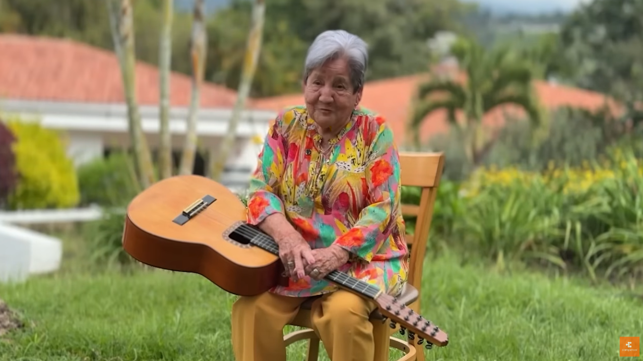 Rosalba Sánchez con su tiple, un ejemplo de historias de superación en la vejez a través de la música y la constancia.