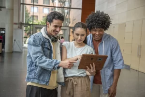 Jóvenes profesionales colaborando, representando la propuesta de valor al empleado y el bienestar laboral en la empresa.