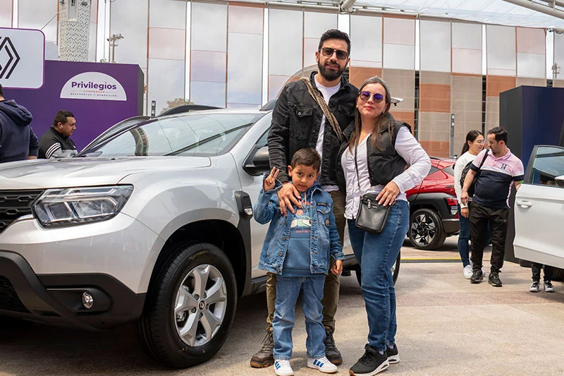 Familia colombiana asesorándose para la compra de un vehículo SUV en la feria Muévete sobre Ruedas de Compensar.