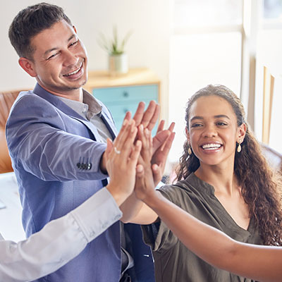 Equipo de trabajo celebrando un logro gracias al enfoque integral en la salud de los trabajadores.