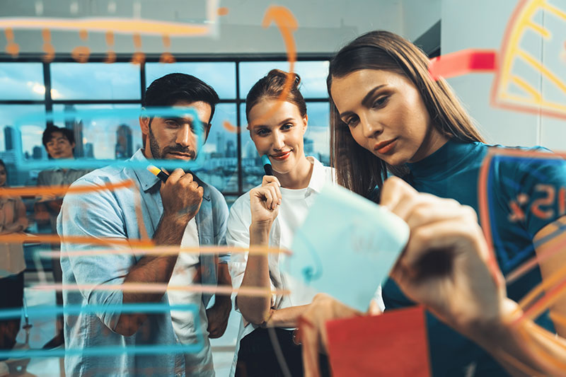 Equipo de trabajo colaborando en una misión de innovación abierta en Colombia liderada por Compensar.