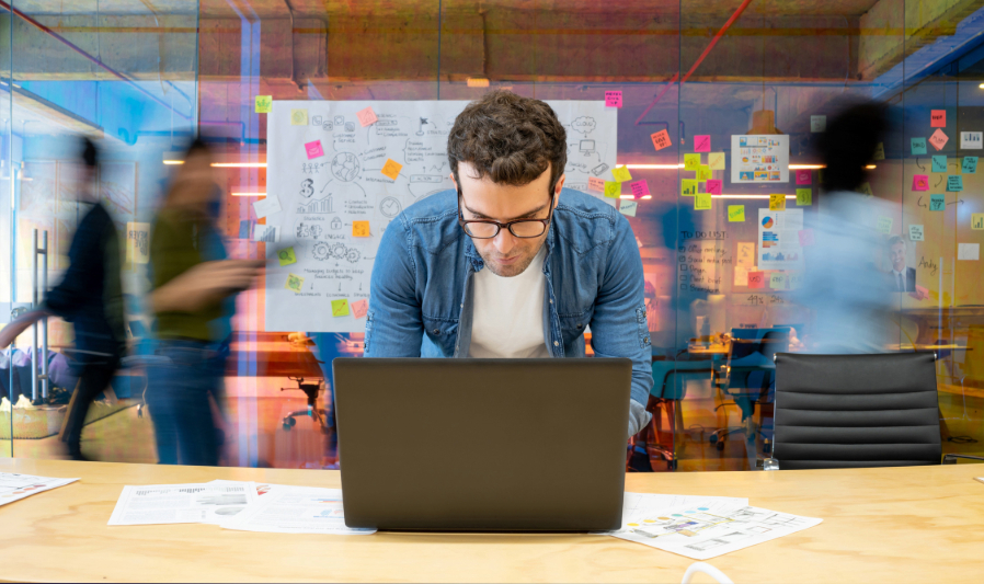 Especialista analizando estrategias para innovar con pocos recursos en un entorno de oficina ágil.