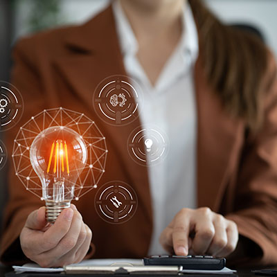 Persona analizando soluciones tecnológicas para retos de salud mental, fintech y protección social en Colombia.