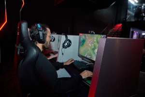 Empleado participando en una dinámica de gamificación empresarial mediante videojuegos para fortalecer el trabajo en equipo.