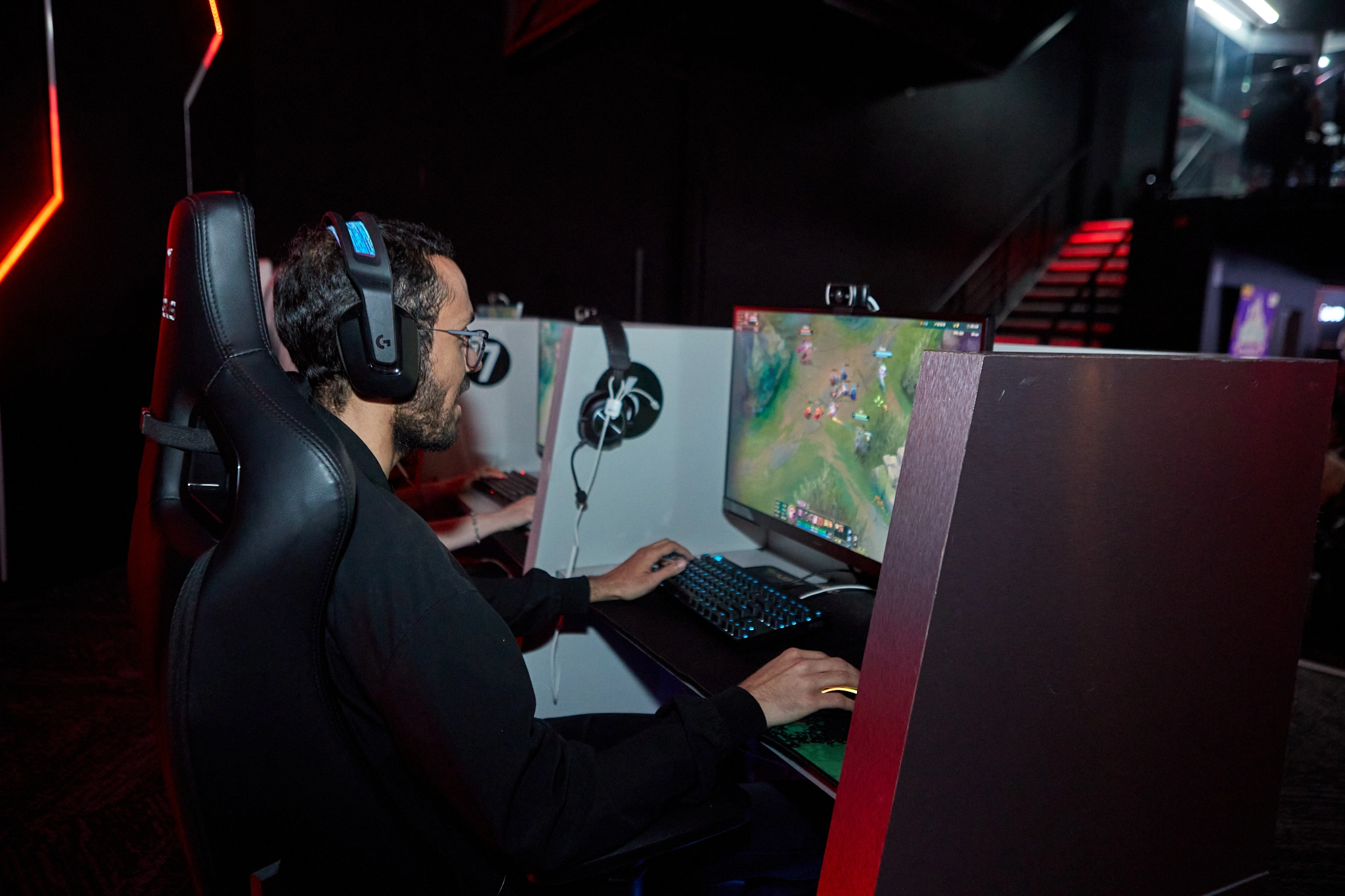 Empleado participando en una dinámica de gamificación empresarial mediante videojuegos para fortalecer el trabajo en equipo.