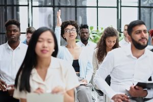 Equipo de trabajo participando en un programa de formación empresarial para la productividad.
