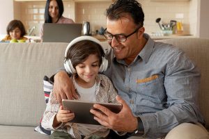 Un padre disfrutando de gadgets para el dia del padre que su hija le regaló