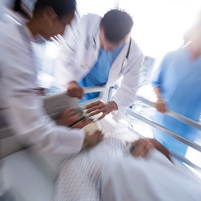 equipo médico atiende a un paciente adulto mayor en una sala de urgencias