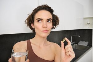 mujer-planeando-para-qué-sirve-la-vitamina-D