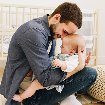 papa-con-su-bebe-compartiendo