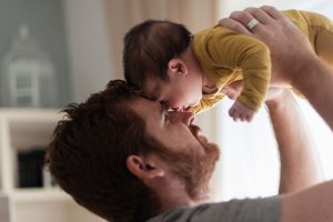 papá primerizo compartiendo con su bebé