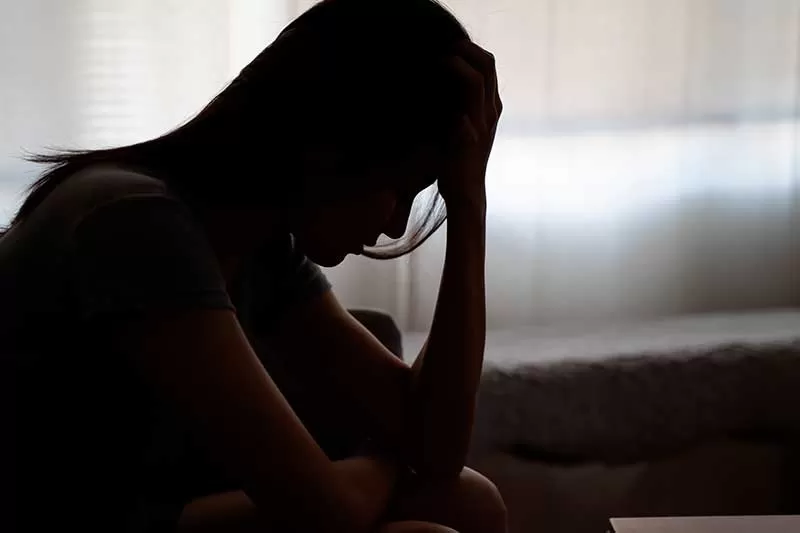 Mujer experimentando cambios de animo, uno de los sintomas de la menopausia.