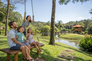 Familia disfrutando de junta en un centro vacional gracias a los consejos sobre como ahorrar en centros vacionales en Colombia