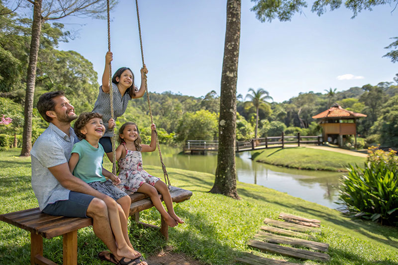 Familia disfrutando de junta en un centro vacional gracias a los consejos sobre como ahorrar en centros vacionales en Colombia
