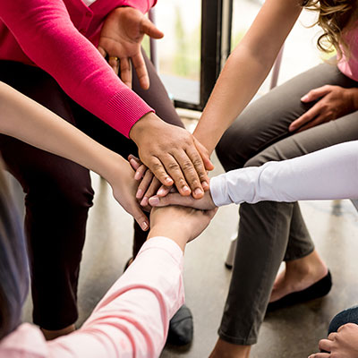 Grupo de apoyo con sus manos juntas representando una de las Recomendacionespara prevenir la violencia sexual
