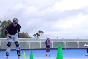 Luis Eduardo Morales practicando deporte en la adultez, en ese caso el patinaje