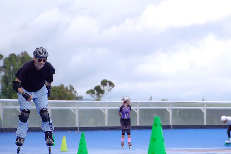 Luis Eduardo Morales practicando deporte en la adultez, en ese caso el patinaje