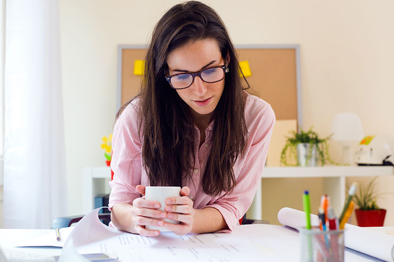 mujer planeando como mejorar su historial crediticio