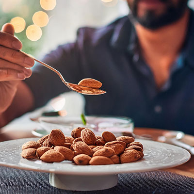 hombre-consumiendo-almendras