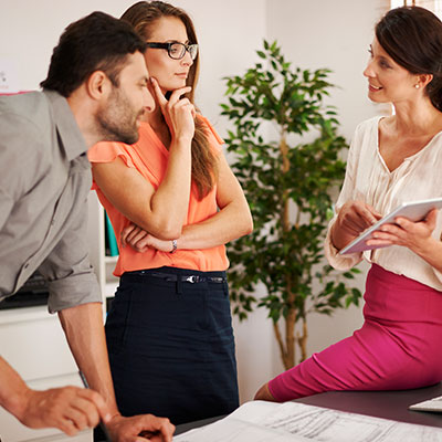 jovenes-colaboradores-dialogando-en-la-oficina