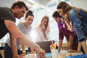 jovenes-fortaleciendo-sus-habilidades-para-trabajar-en-equipo-