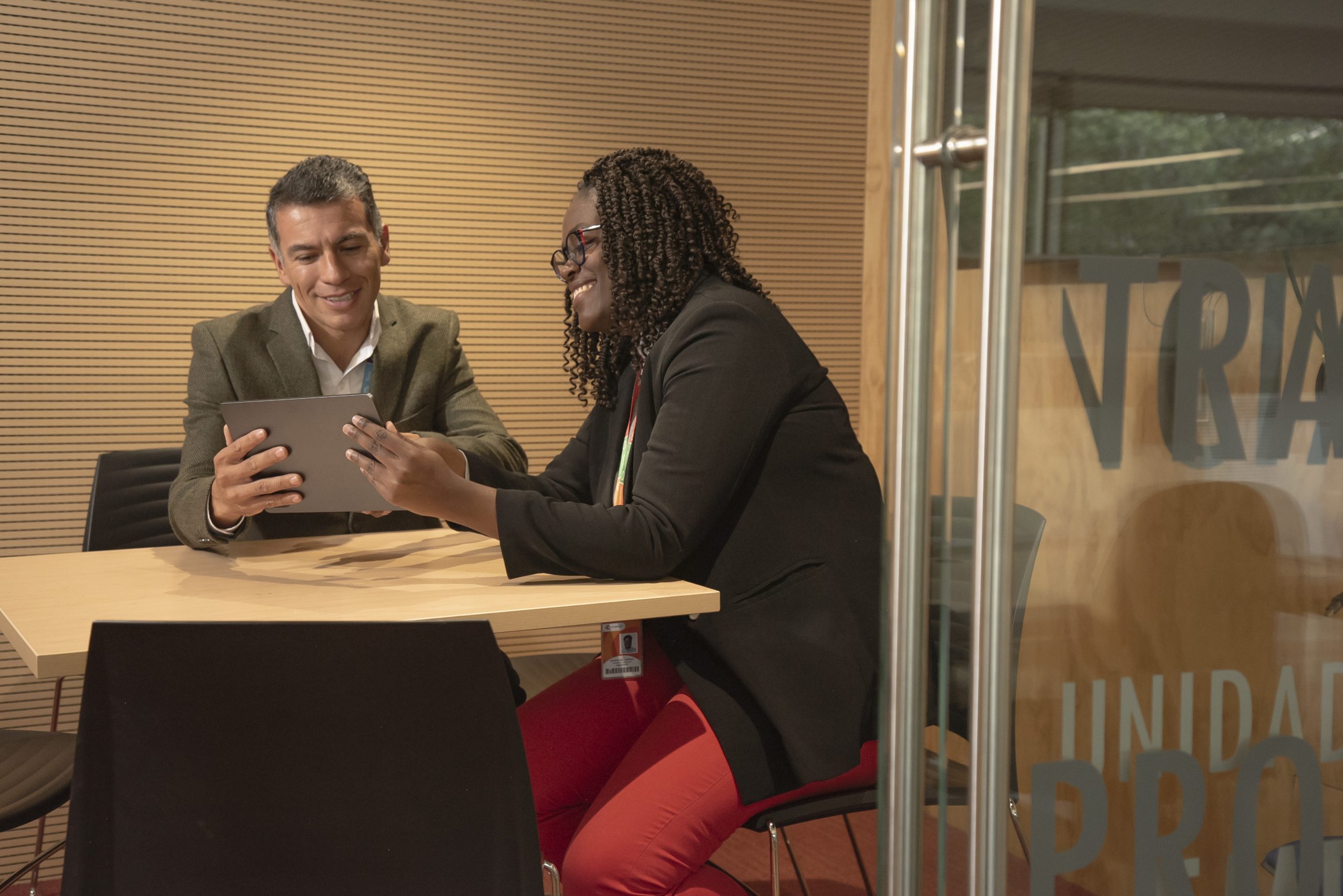 Dos compañeros sentados en una mesa hablando sobre salud mental en el trabajo